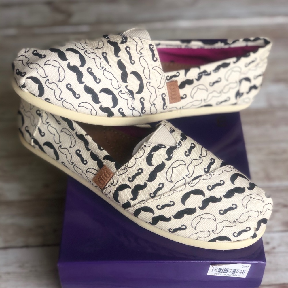 Madden Girl Gloriee NAT/BLK Mustache Canvas Flats